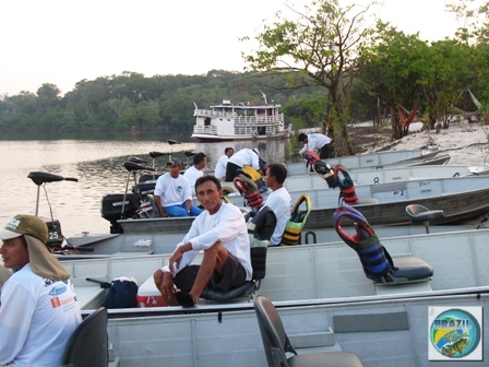 Fotos da cabine de comando e dos equipamentos e pessoal de apoio que acompanham o barco hotel TUMBIRA